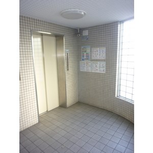 ロビー　エレベーター付きなので高層階にお住まいの方も安心♪