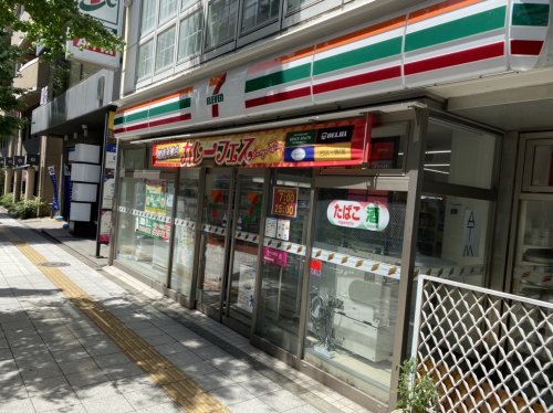 コンビニ　セブンイレブン（コンビニ）まで202m