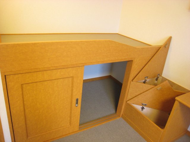 その他　同タイプ居室：ベッドの下、ステップ部分が収納になってます。