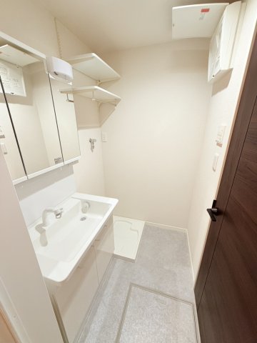 洗面設備　施工中。別部屋の写真です。