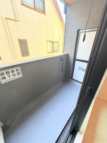 バルコニー　施工中。別部屋の写真です。