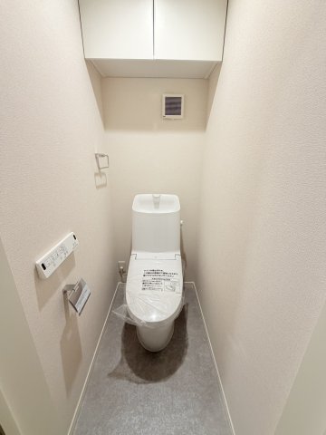 トイレ　施工中。別部屋の写真です。