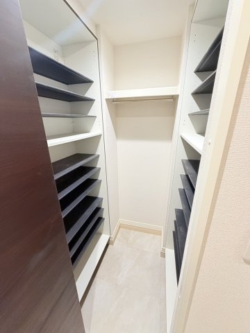 収納　施工中。別部屋の写真です。