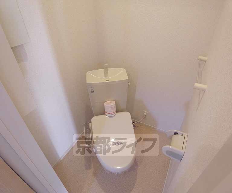 トイレ　棚付広めのトイレ