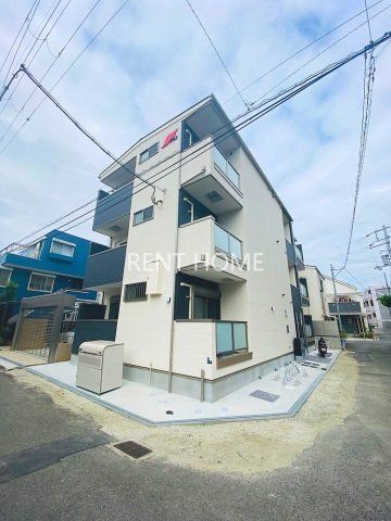 建物外観　木造の3階建ての建物です。