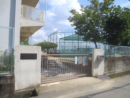 中学校　瓦木中学校（中学校）まで1438m