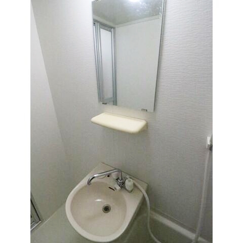 洗面設備　明るい洗面所です