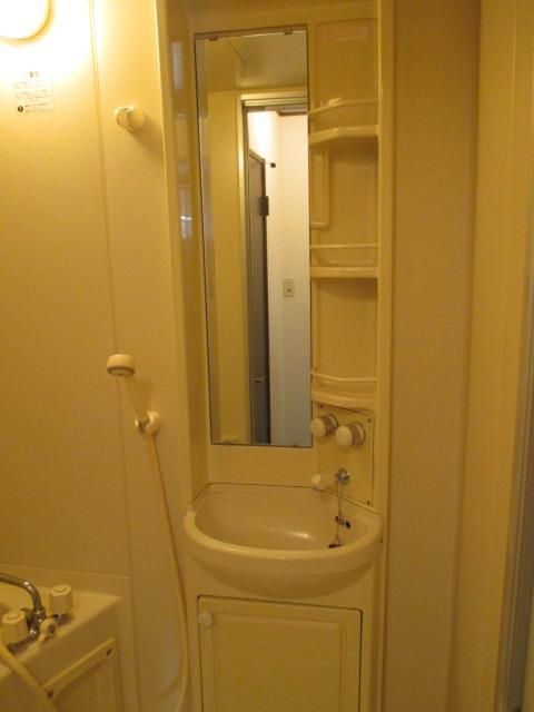 洗面設備　★洗面台には小さい収納があるのでかさばることもなさそうです★