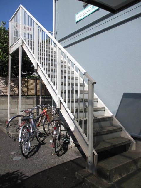 エントランス　★階段入口は裏側なので周りの視線も気になりません★