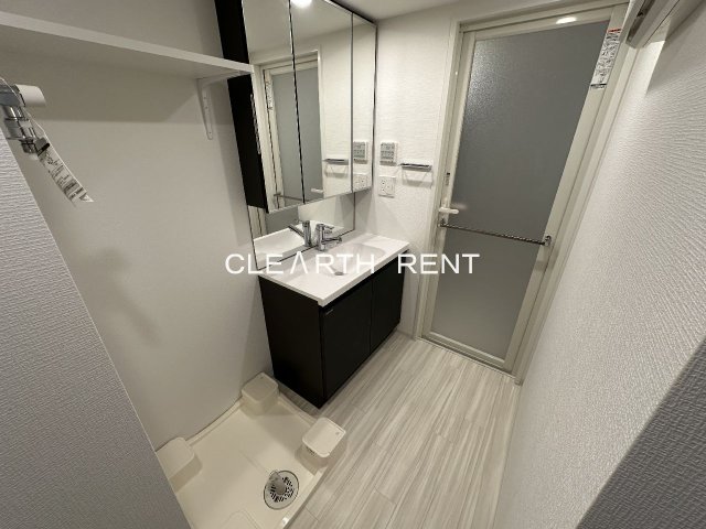 洗面設備　三面鏡の独立洗面台