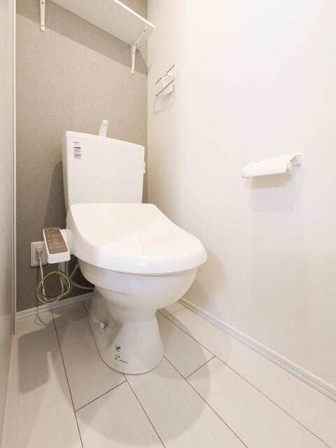 トイレ　落ち着いた色調のトイレです