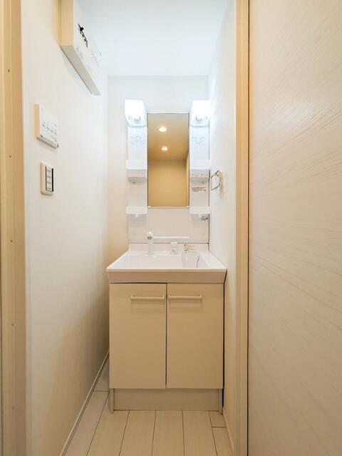 洗面設備　独立洗面台、朝の身支度には欠かせません