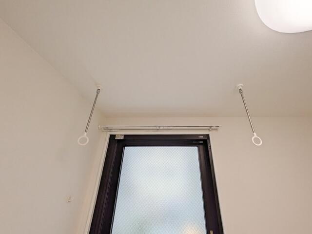 その他設備　室内物干し竿完備