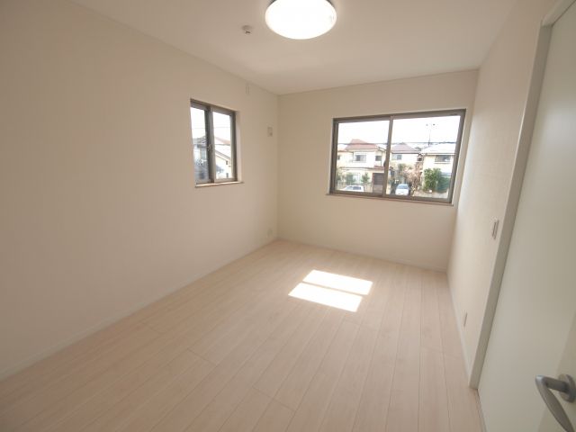 その他部屋・スペース　南側の日当たりのよい洋室です。