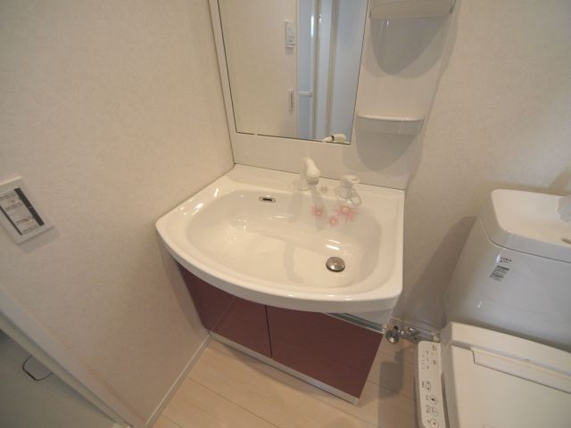 洗面設備　少し大き目で余裕のある洗面台