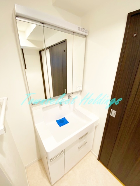 洗面設備　明るい洗面所です