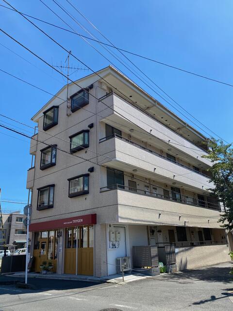 建物外観　１階店舗におしゃれな美容室あり