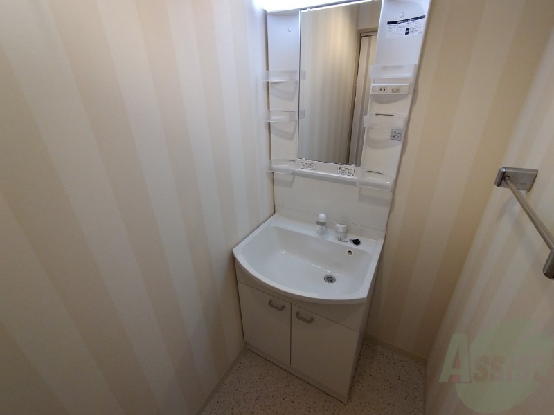 洗面設備　独立洗面台です。大きくてよいですね。シャンプーもできます。