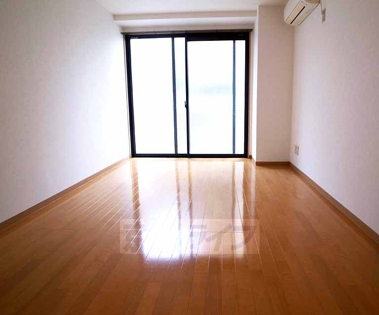 居室・リビング　奥行きがあり広い室内です・