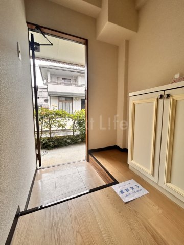 玄関　メビウスコート国立 1-B