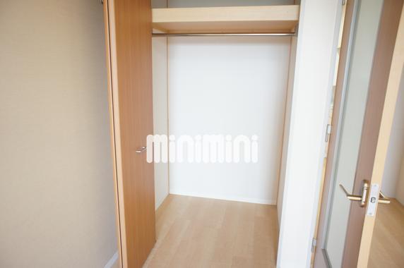 収納　広々とした収納でコートや上着も掛けることができます。