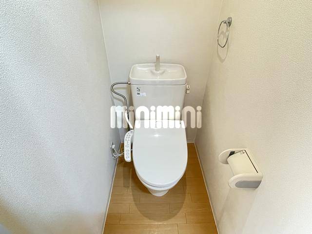 トイレ　シャワー付きトイレです。