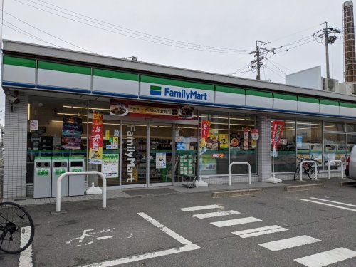 コンビニ　ファミリーマート 城西病院前店（コンビニ）まで411m