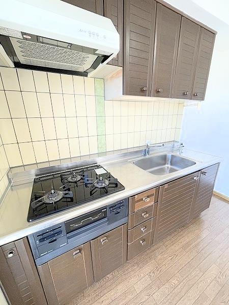 キッチン　システムキッチン・グリル付き3口ガスコンロ