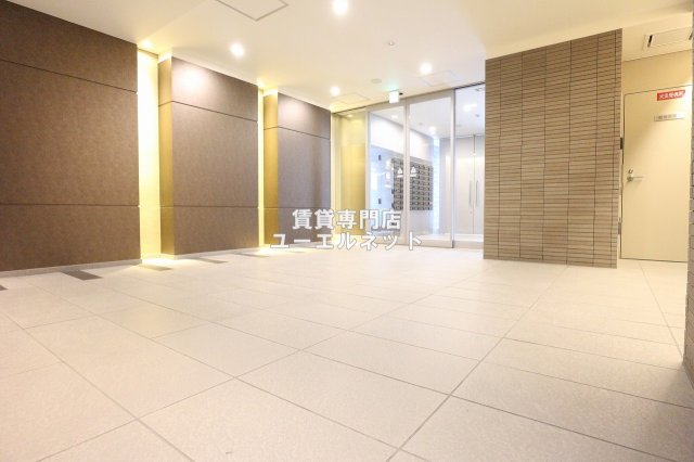 エントランス　毎日通る場所だからこそ、洗練された空間に