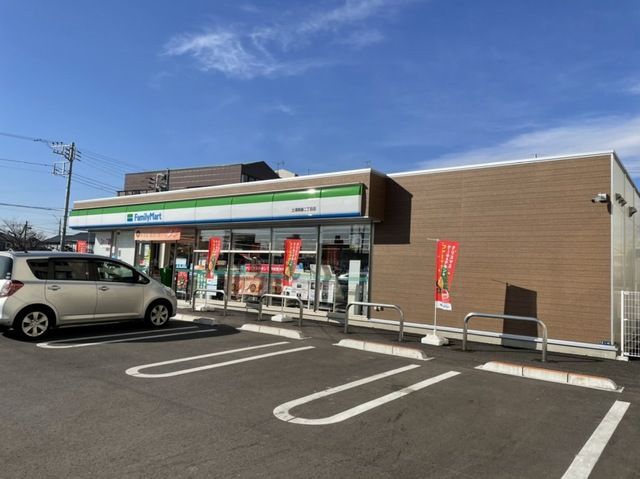コンビニ　ファミリーマート真鍋二丁目店（コンビニ）まで450m