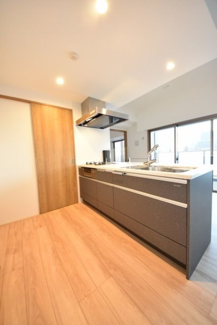 キッチン　収納豊富な3口システムキッチン