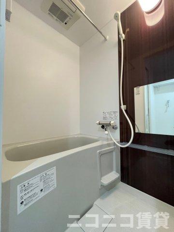 バス・シャワールーム　浴室乾燥機つきで洗濯物も干せます。※モデルルーム