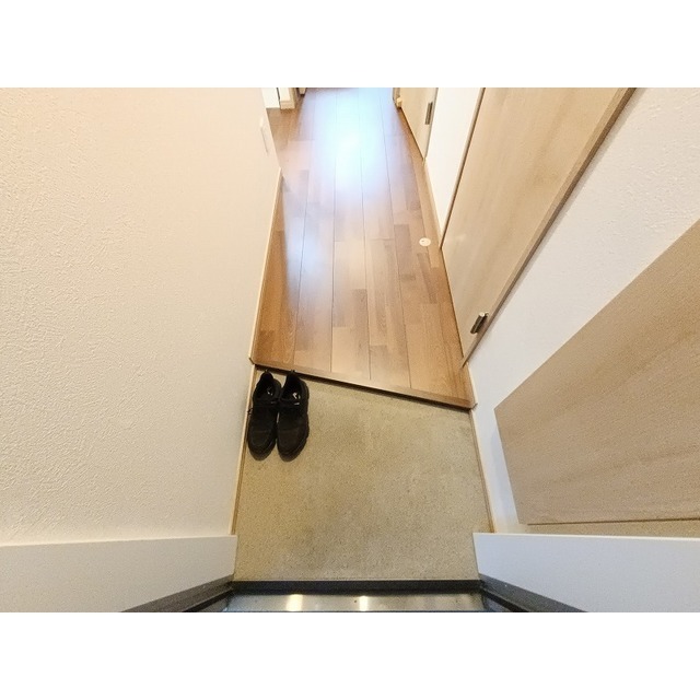 玄関　※同建物別部屋参考画像