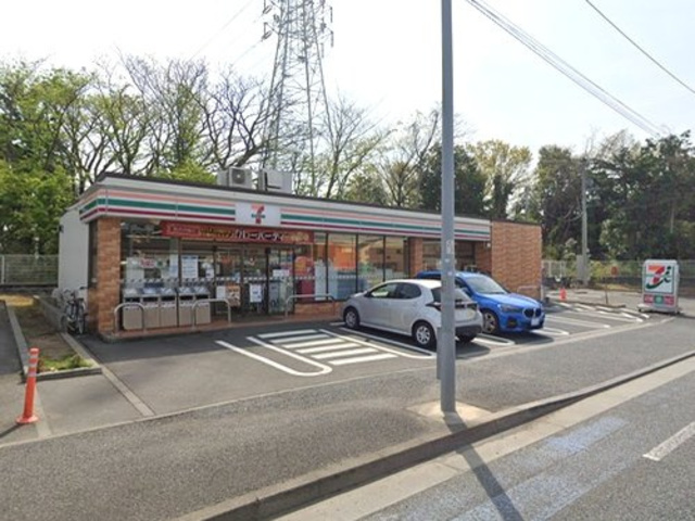 コンビニ　セブンイレブン横浜下飯田駅前店（コンビニ）まで689m