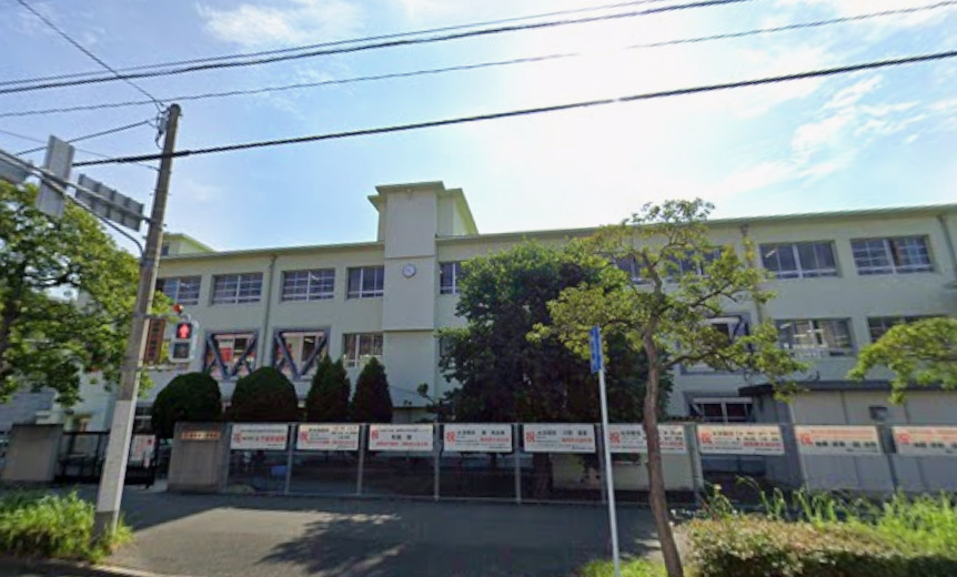 中学校　福岡市立香椎第1中学校（中学校）まで1036m