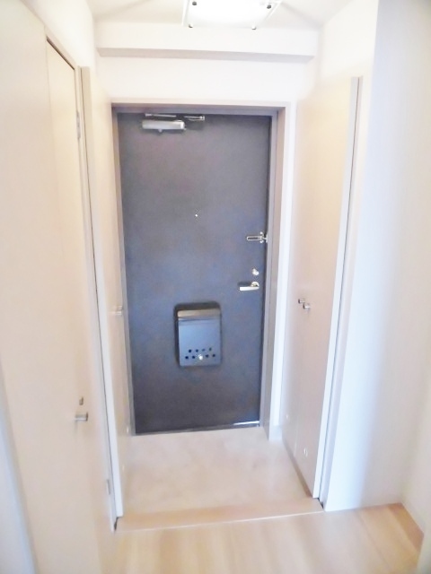 玄関　同建物の別号室のお写真です。