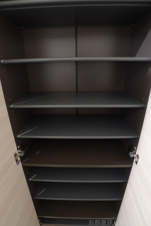 玄関　(写真は同タイプ）