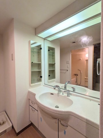 洗面設備　明るい洗面所です