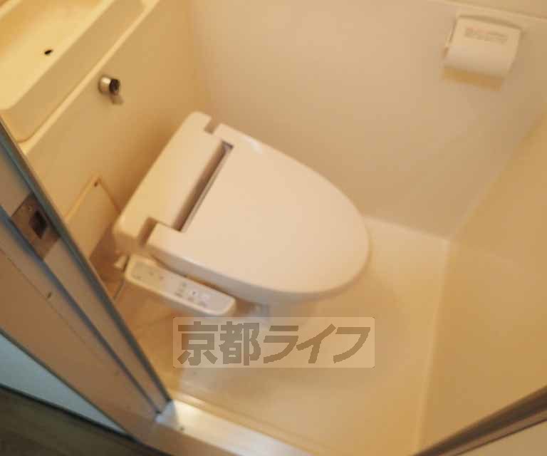 トイレ　ウォシュレット付です。