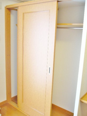 その他部屋・スペース　洋服をかける為のポール付きの収納です♪