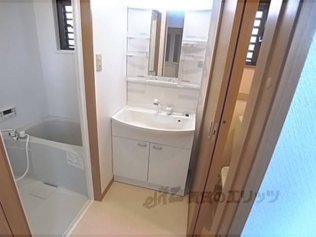 洗面設備　脱衣スペースがちゃんとあります。