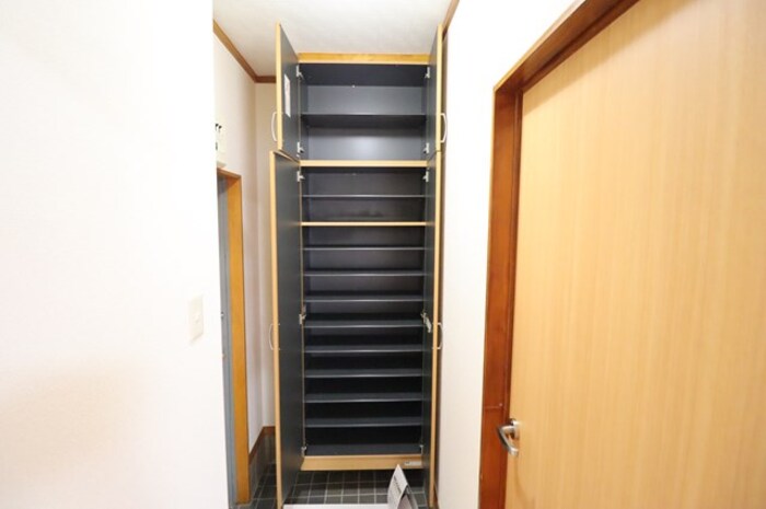 玄関　コンパクトなキッチンで掃除もラクラク