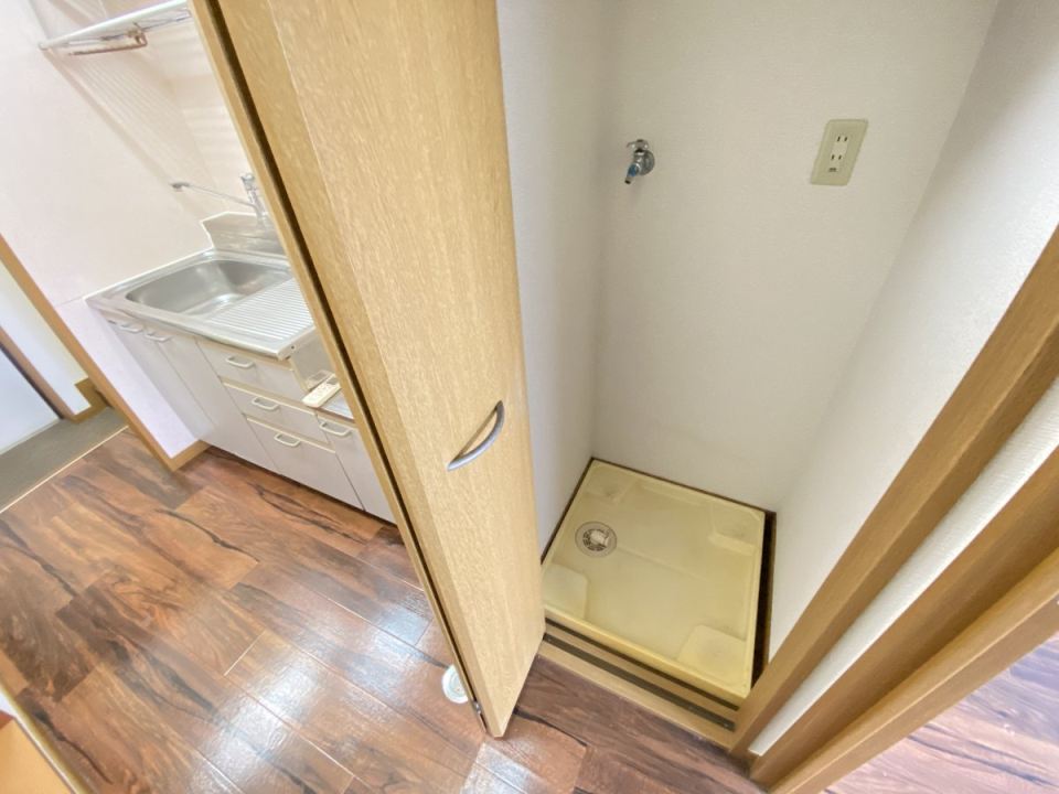 その他設備　扉で生活感を隠せる室内洗濯機置き場☆