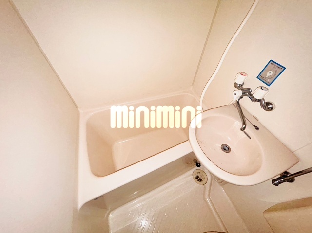 バス・シャワールーム　お掃除の楽なユニットバスです