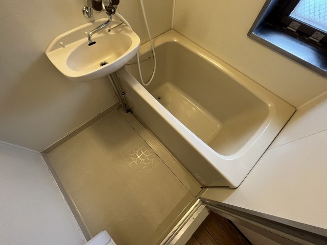 バス・シャワールーム　落ち着いた空間のお風呂です