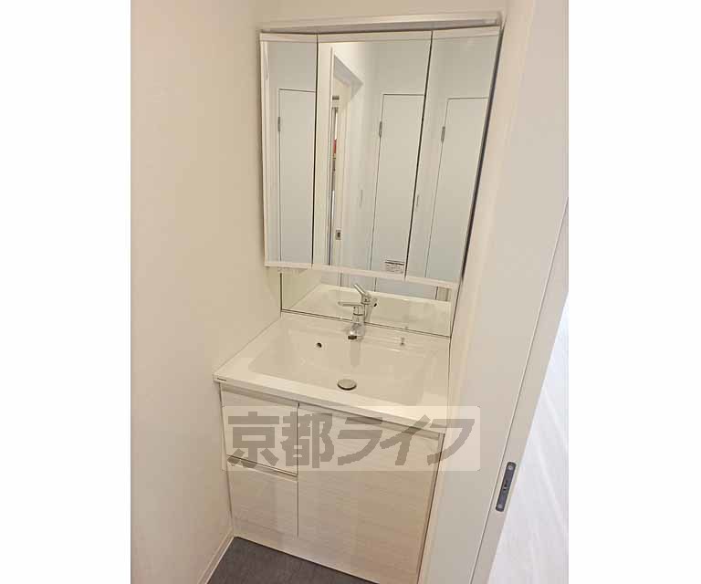 トイレ　綺麗な独立洗面台です。