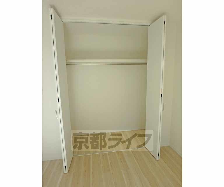 洗面設備　天井高で大容量のクローゼットです。