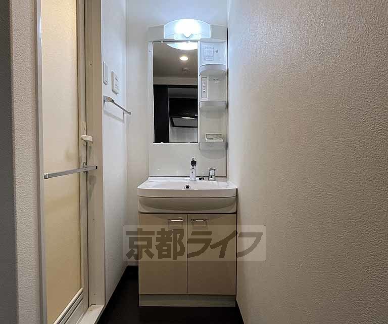 洗面設備　忙しい朝に嬉しい独立洗面台を完備しています。