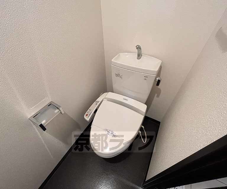 トイレ　ウォシュレット付が嬉しいですね。