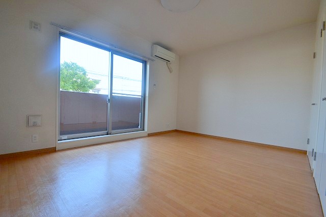 居室・リビング　東向きで室内明るいです☆